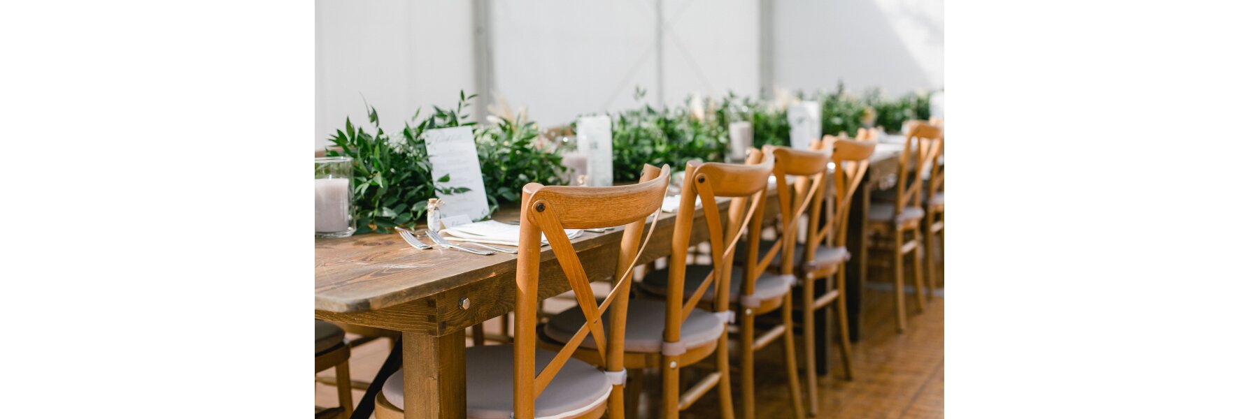 Die perfekte Hochzeit im Freien: Holztisch Risto und Crossbackstuhl Emo - Die perfekte Hochzeit im Freien – Mit Holzmöbeln wie Risto und Emo